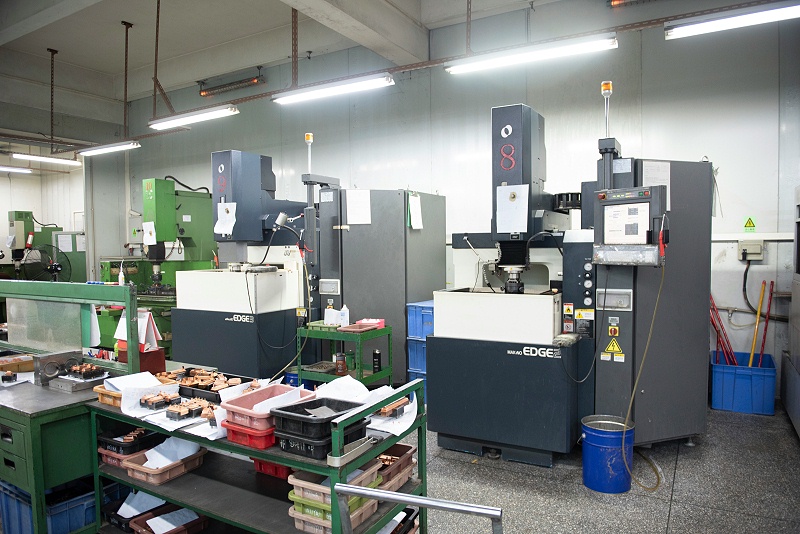 世邦鏡面火花機 